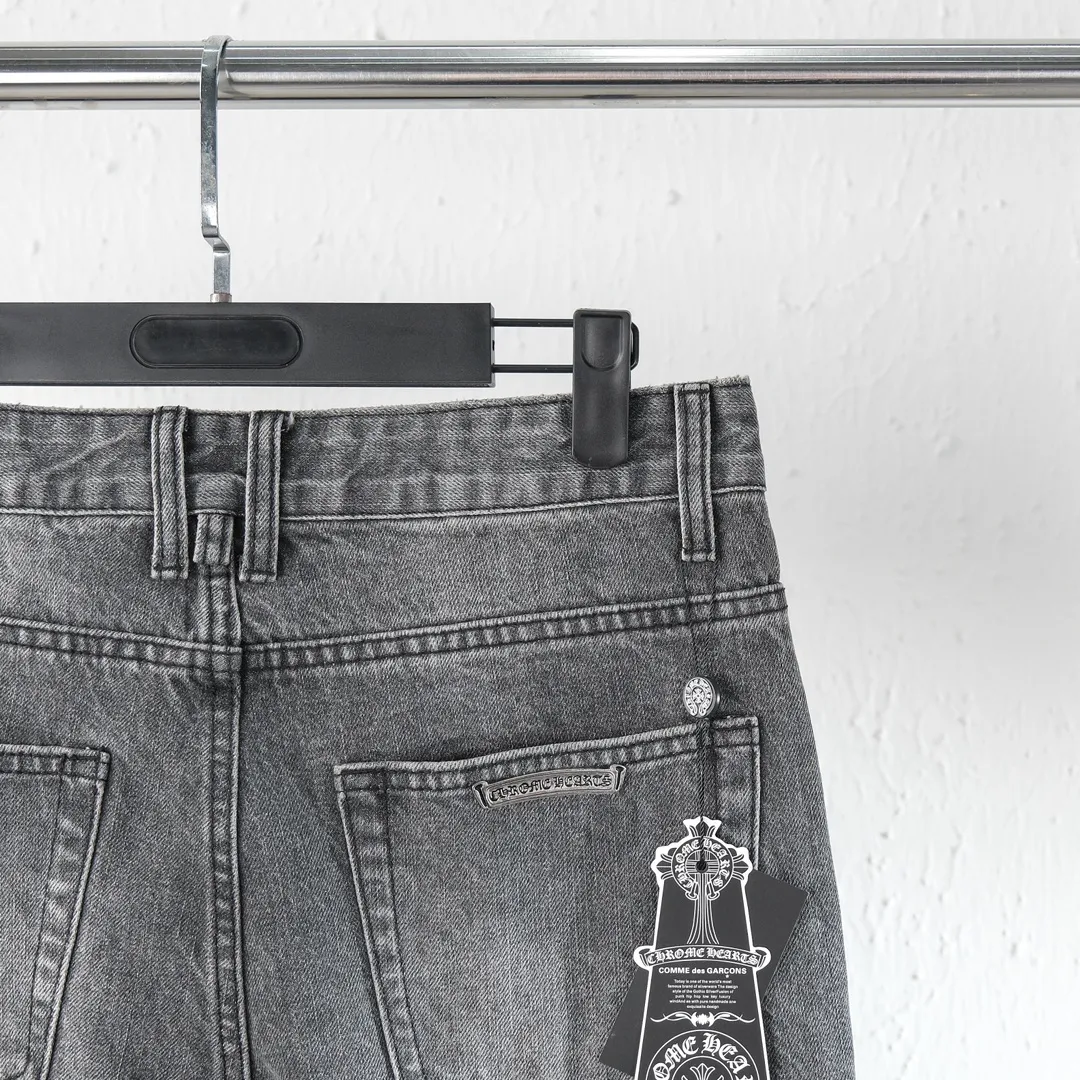 P310 (top version) Chrome hearts new city-limited flame gray jeans Chrome hearts city-limited jeans Hardware customization Original development vintage levis American-made 501 black and gray base version Levi's American-made 501 base version Imported sheepskin 925 silver remake [Top heavy industry fashion design] Consistently high-street luxury style. Speaking of this style, the Zangyin family and GU family are definitely the leading representative brands. Especially the Zangyin family has really achieved a state-of-the-art effect in creating high-street style. The unique washed material is used to create this style. The color system is already quite eye-catching. After it is decorated with patchwork cross flowers, it cleverly highlights the charm of the brand. Secondly, this style uses classic The high-waist cutting design highlights the long legs and fashionable temperament of the upper body. The brand is highly recognizable and the slim fit configuration is more suitable for daily wear. It is a product that interprets personality, fashion, and specifications at a glance. This single product is enough to make any fan excited. It can be a white T-shirt for a youthful college style, or a tight suspender for a royal style. It has strong matching ability and can be easily controlled by men.  [Materials and craftsmanship] Needless to say, this point goes without saying. As an excellent craftsman brand, Zangyin’s requirements for details and craftsmanship are really perfect. The washed color of this model has gone through so many processes, not to mention the embellishment of denim appliques. It is also purely hand-made and sewn. Just like what they believe in, only hand-made things have soul and have the meaning of wear. A top-notch heavy-duty fashionable denim item, I look forward to your perfect interpretation! !  Color: washed gray Size: S M L XL